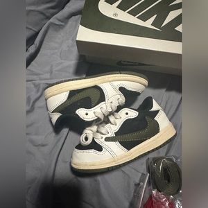 TRAVIS SCOTT X AIR JORDAN
1 LOW OG TD 'OLIVE'